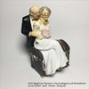 Spardose Senioren-Hochzeitspaar auf Schatztruhe