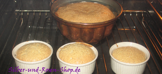 Der Lavendel Holunder Kuchen dehnt sich bis zu 1/3 im Ofen aus.